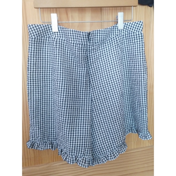 High Waisted Houndstooth Ruffle Shorts - Picture 4 of 5